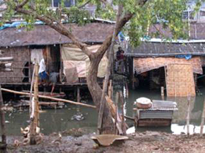 バングラデシュでは毎年雨期に洪水になり家も畑も何週間も浸水した状態が続きます